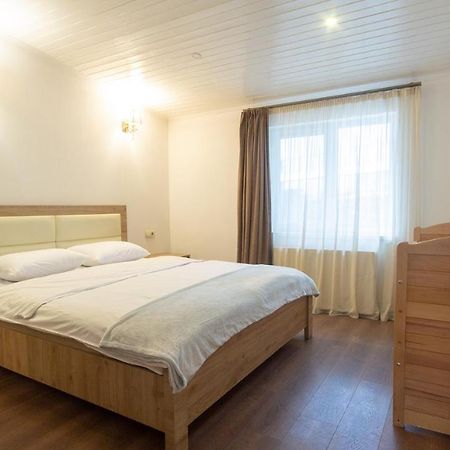 Big Terrace Apartment On Liberty Square Tbilisi Esterno foto