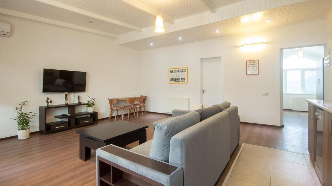 Big Terrace Apartment On Liberty Square Tbilisi Esterno foto