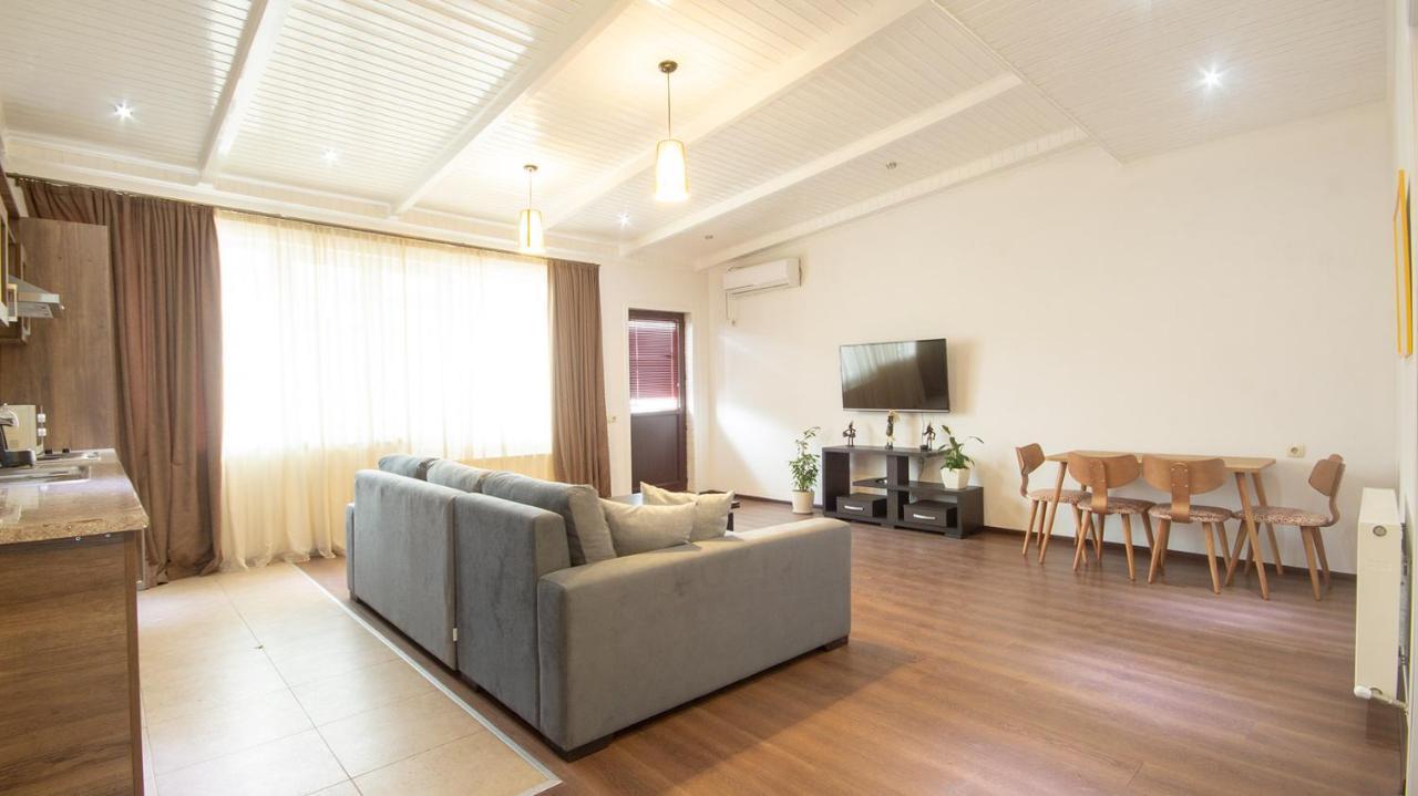 Big Terrace Apartment On Liberty Square Tbilisi Esterno foto