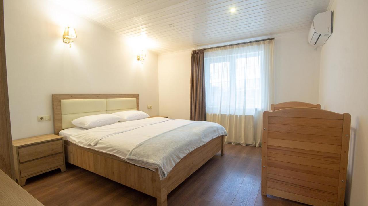 Big Terrace Apartment On Liberty Square Tbilisi Esterno foto