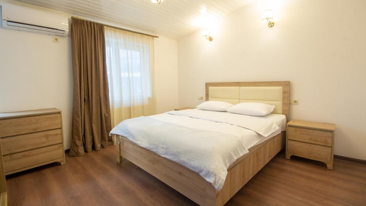 Big Terrace Apartment On Liberty Square Tbilisi Esterno foto