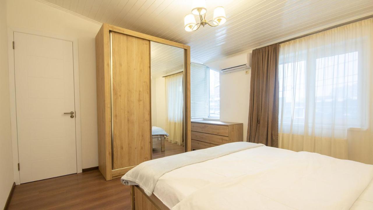 Big Terrace Apartment On Liberty Square Tbilisi Esterno foto