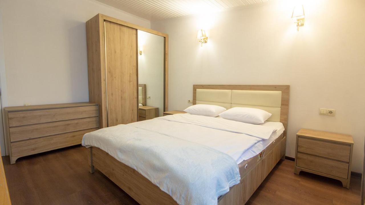 Big Terrace Apartment On Liberty Square Tbilisi Esterno foto