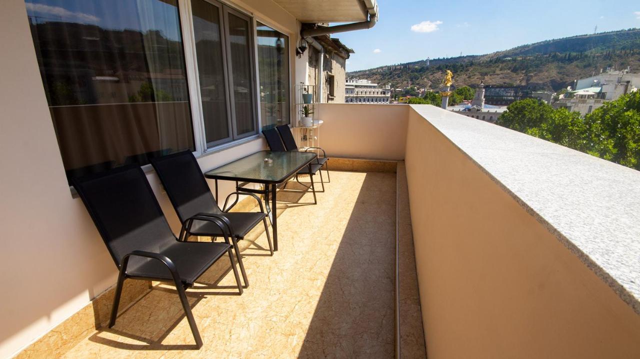 Big Terrace Apartment On Liberty Square Tbilisi Esterno foto