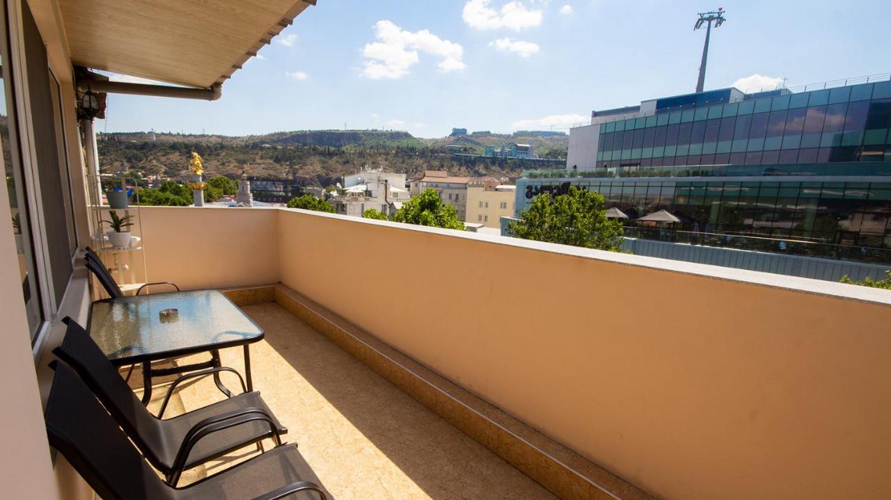Big Terrace Apartment On Liberty Square Tbilisi Esterno foto